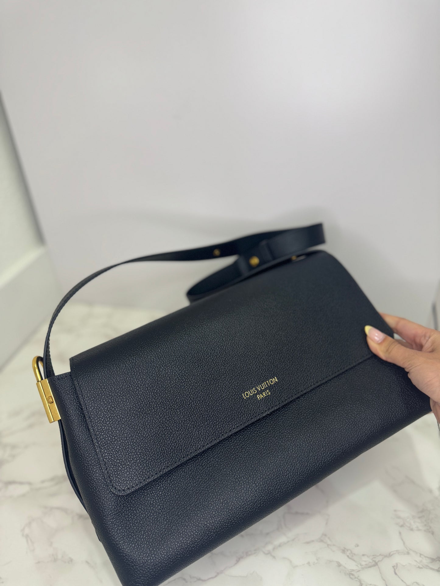 Lock shoulder bag