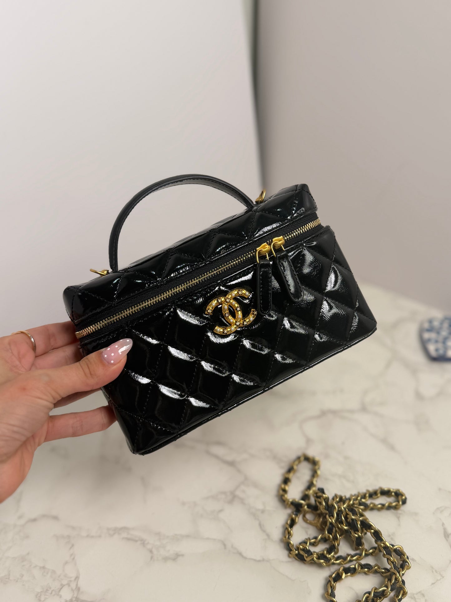 Cc patent flower top handle vanity