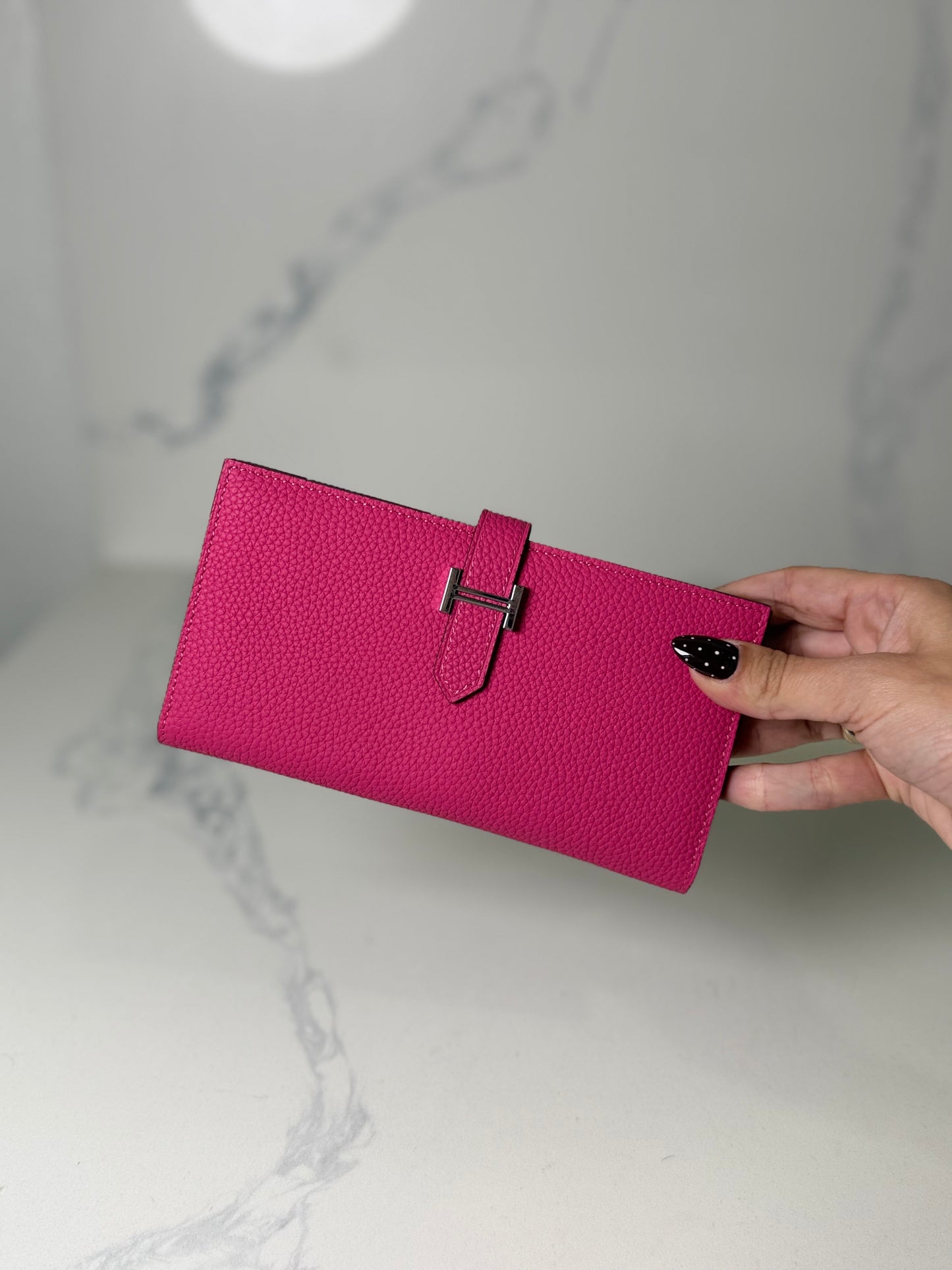 H wallet