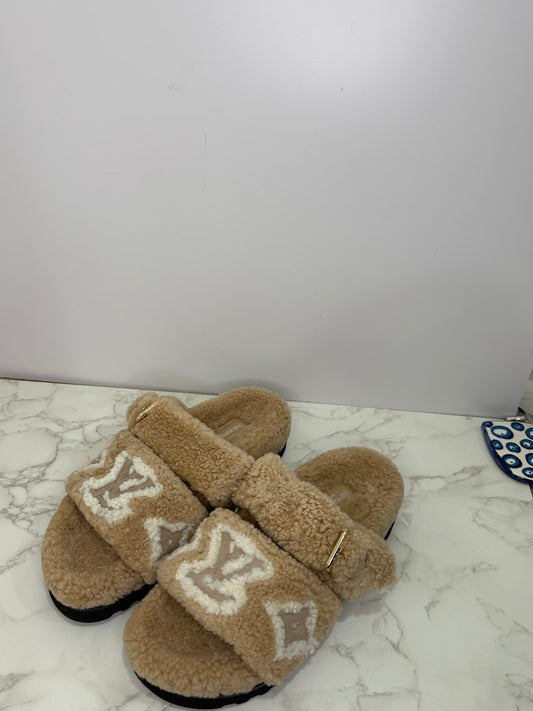 Lv Sherpa sandals