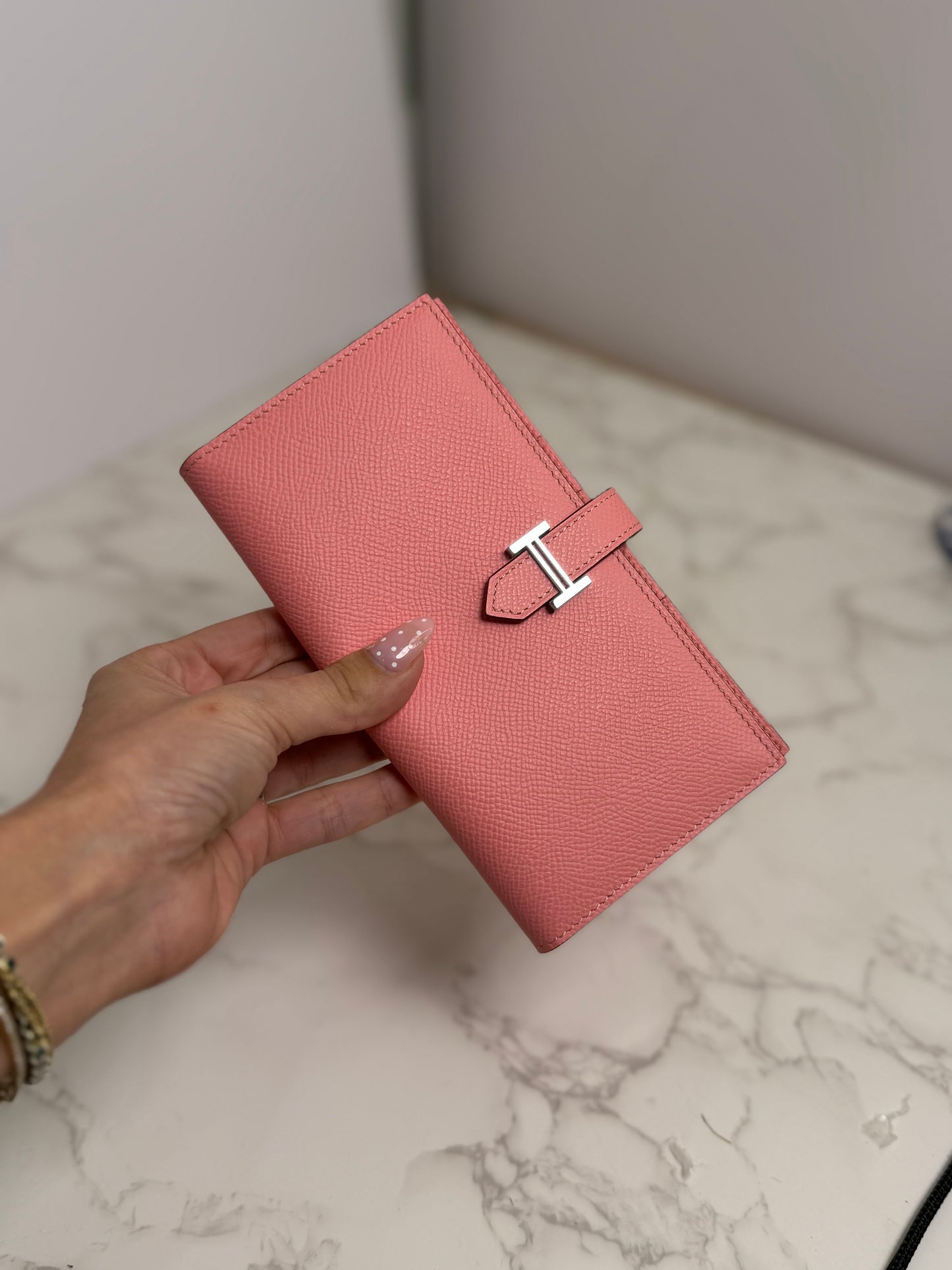 H wallet