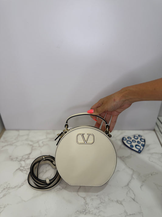 Round circle Valentino