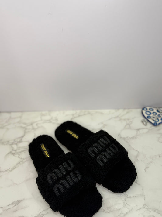 Mm fuzzy house slipper