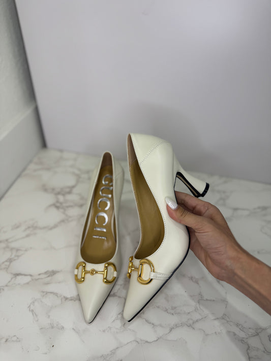 Pointed toe heel