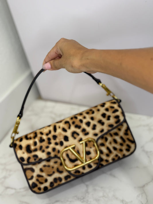 V leopard shoulder bag