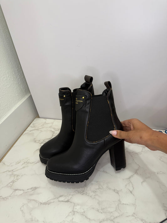 Lv booties
