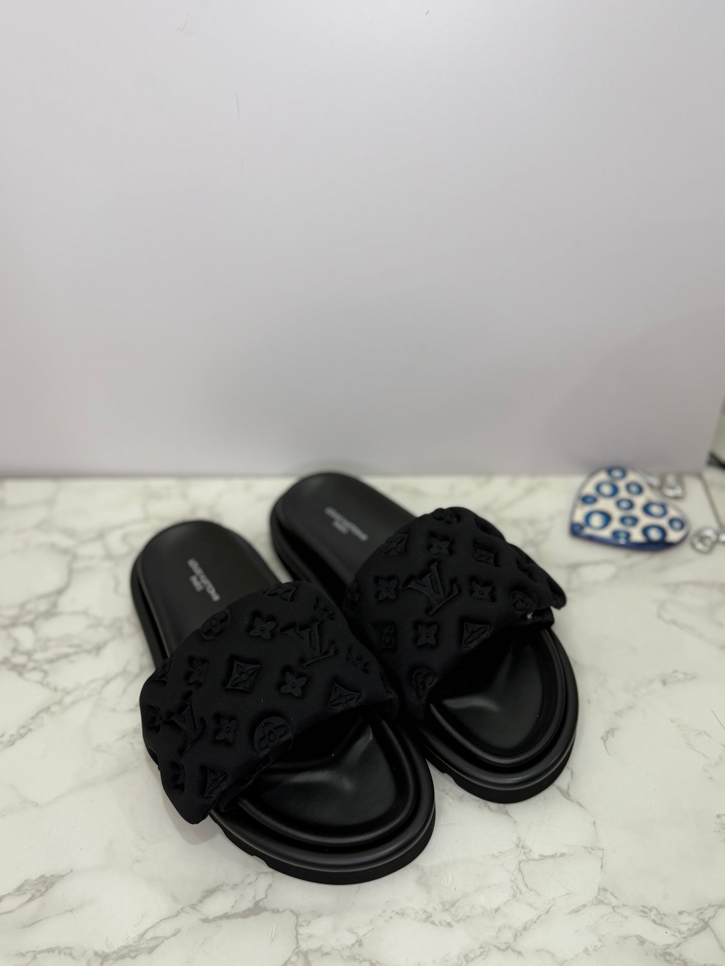 Lv slides puffy