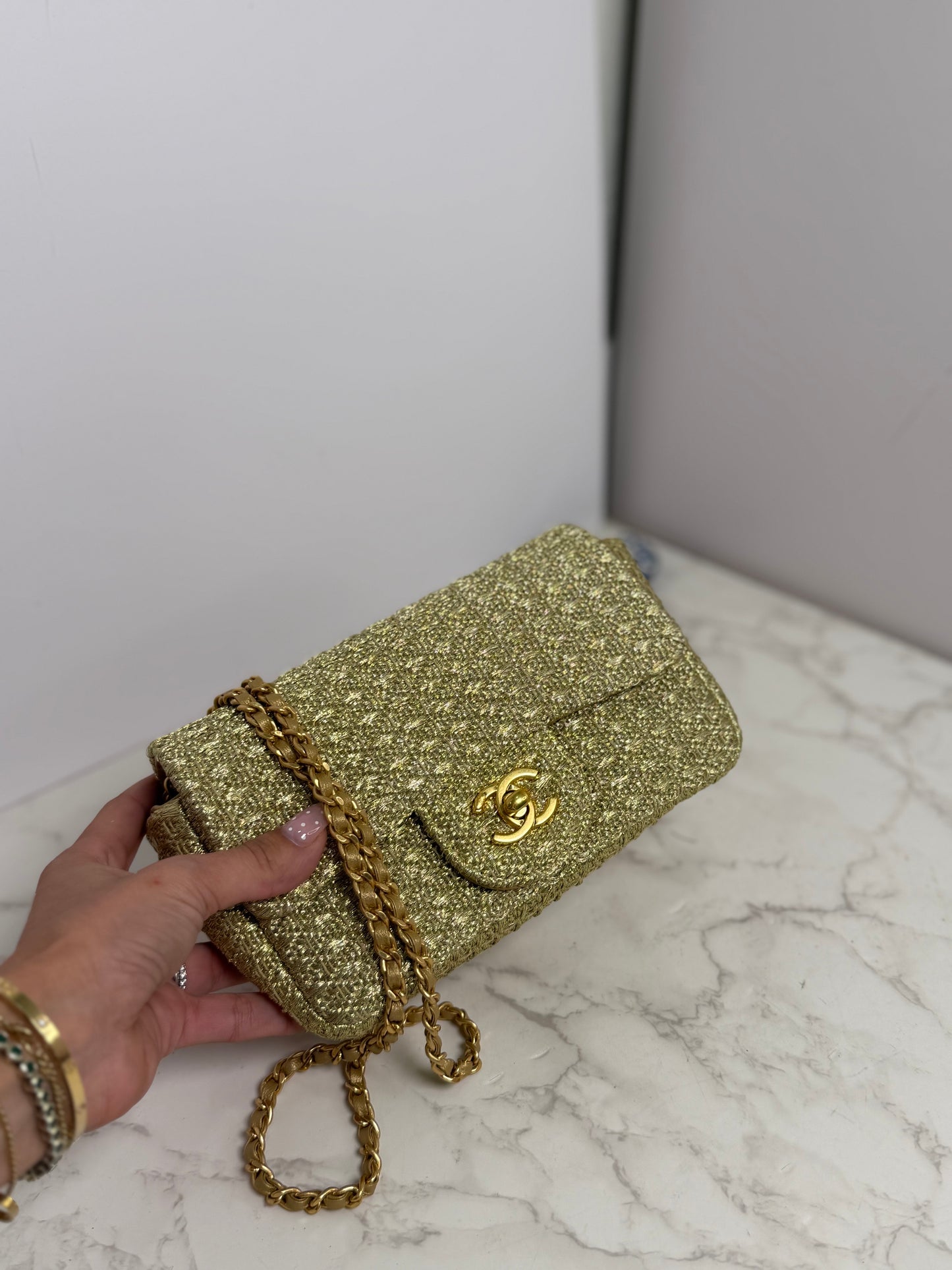 Cc metallic woven flap