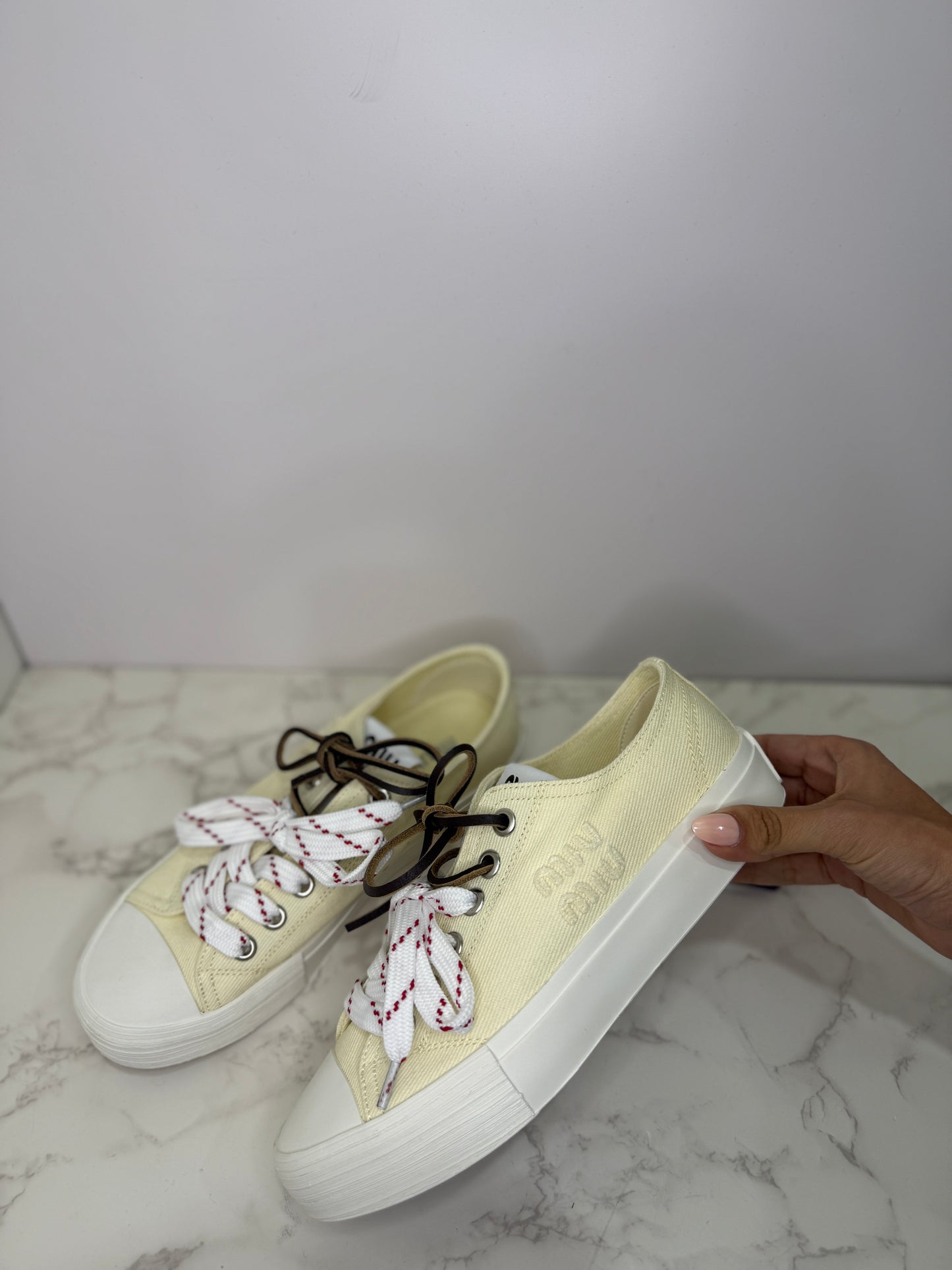 Double lace sneaker