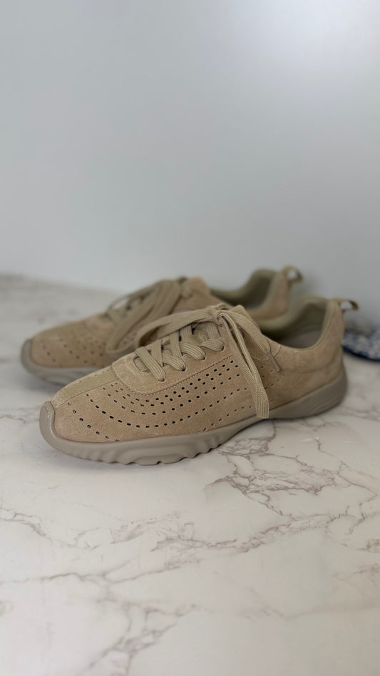 H sneaker)