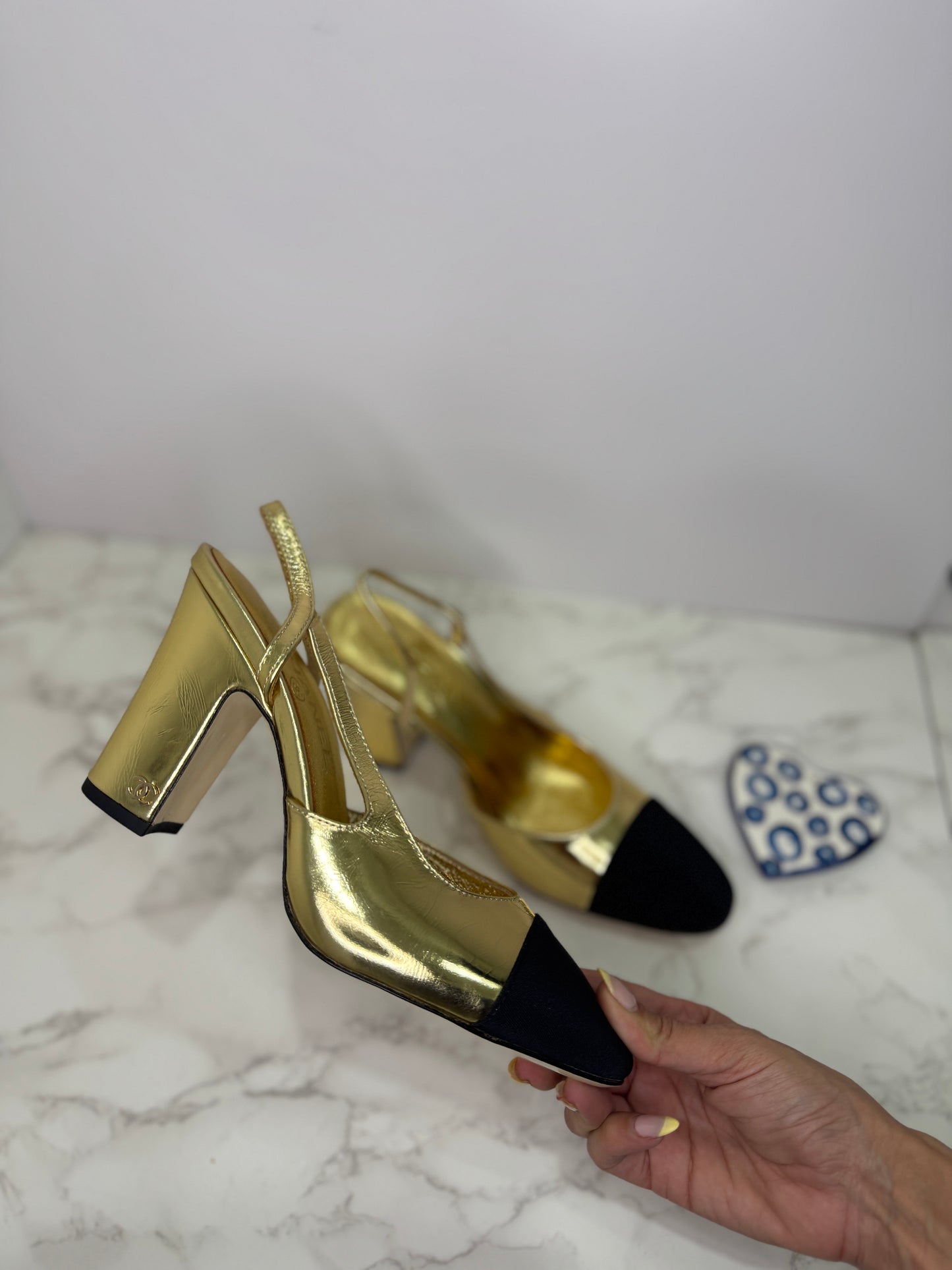 Metallic slingbacks