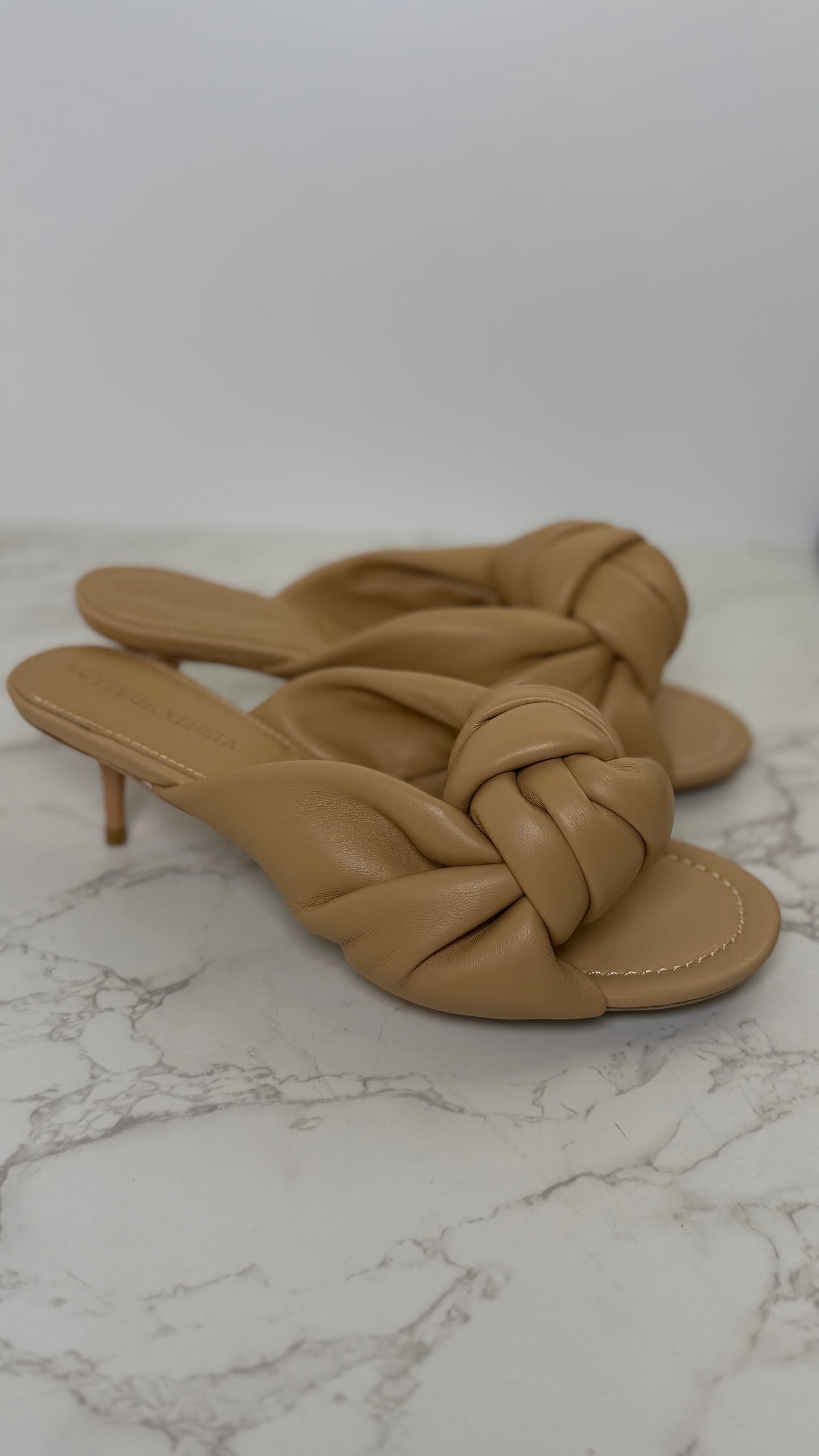BV KITTEN HEEL