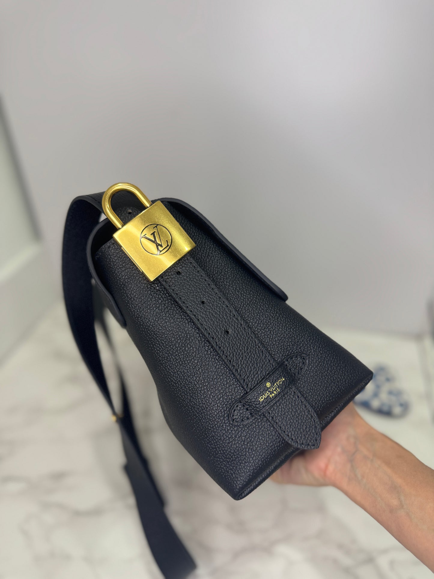 Lock shoulder bag