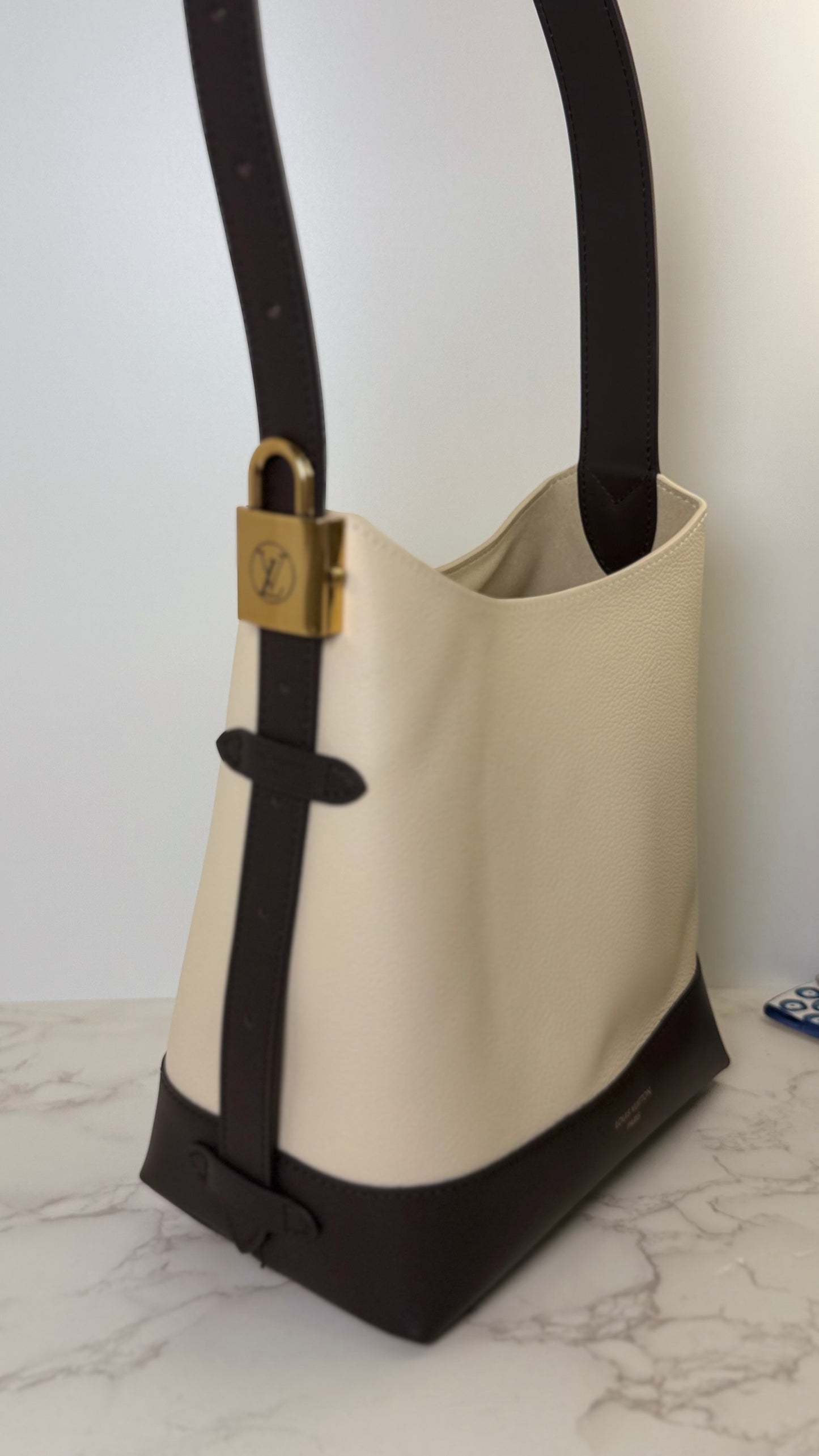 LV bucket shoulder