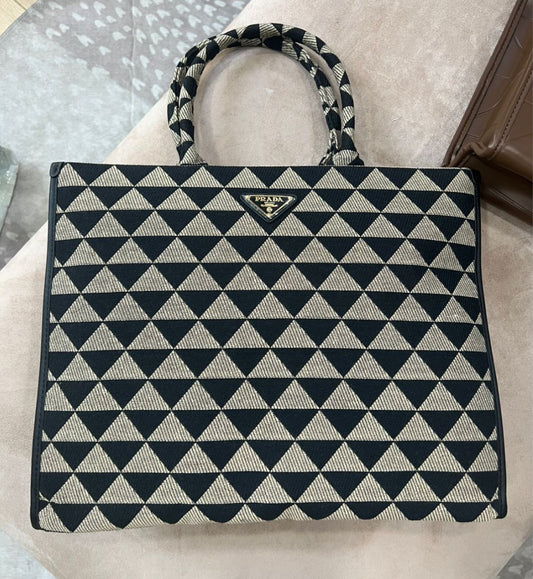 TRIANGLE TOTE